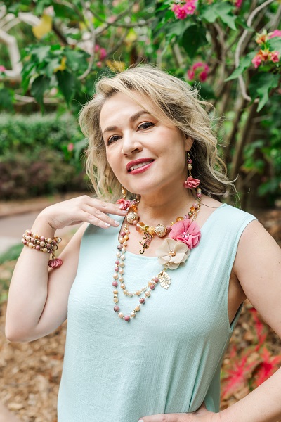 Gecko Rose Garden jewelry set on a model